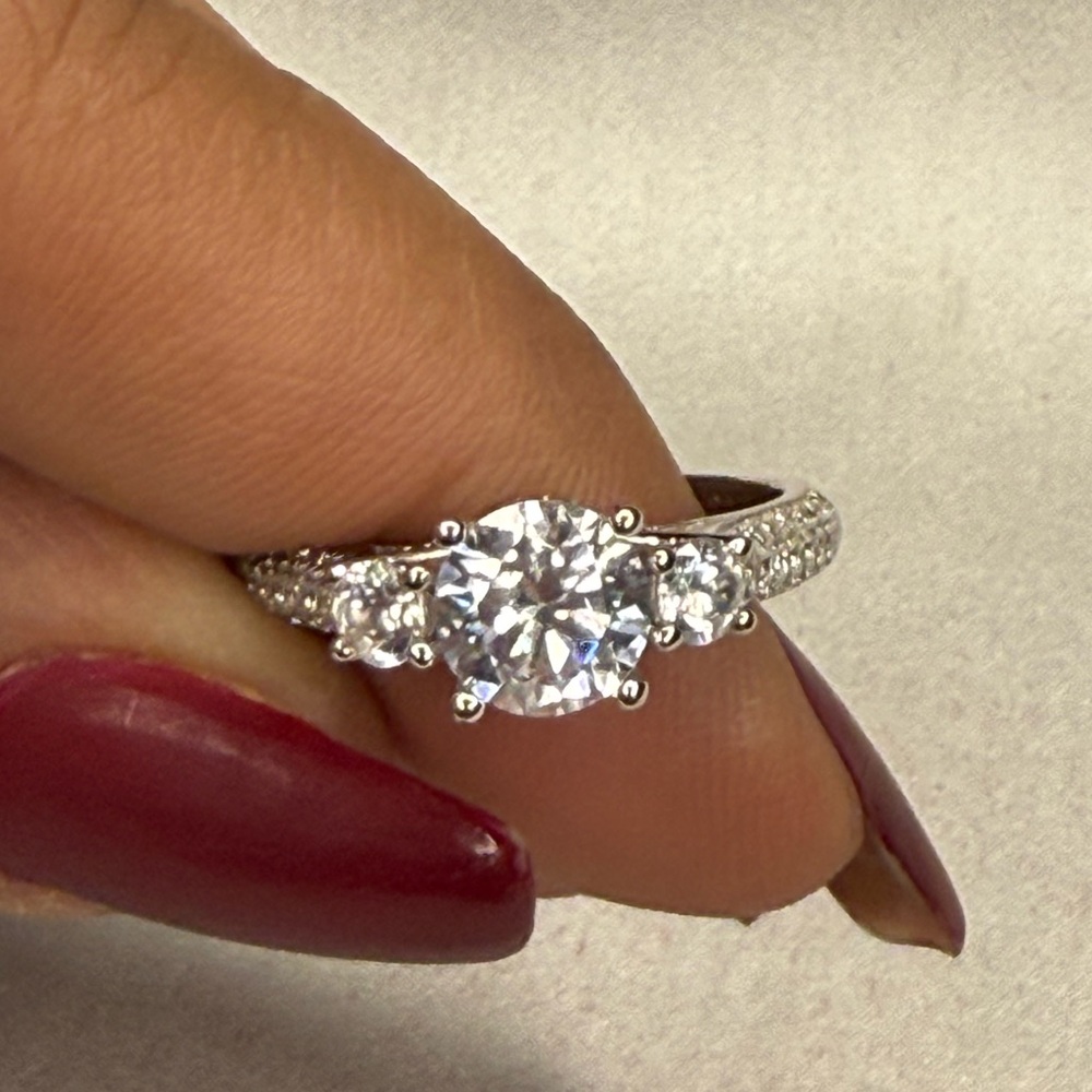 Elegant Silver Ring with Moisanite diamond - Picture 3 of 3